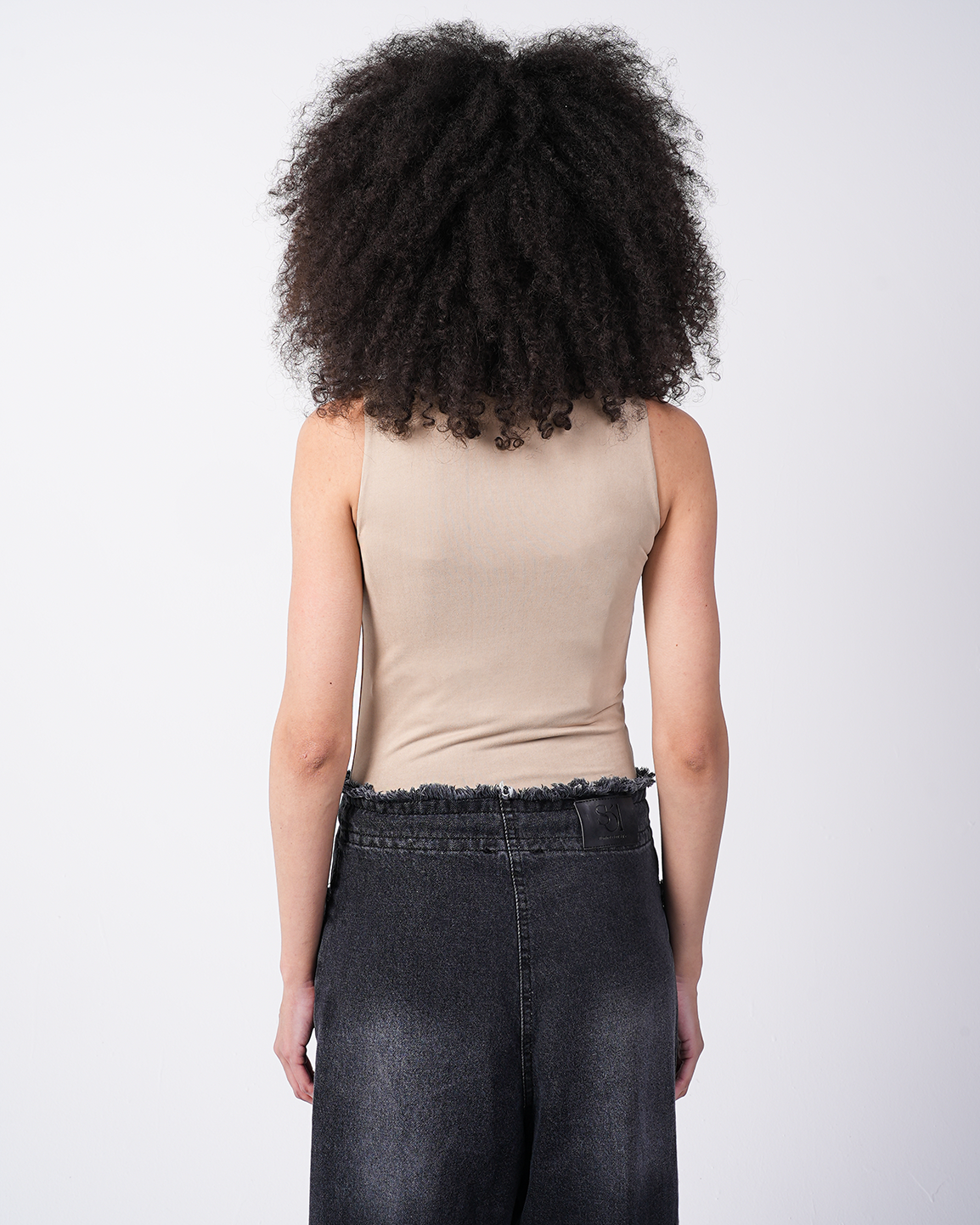 Round Sleeveless Top