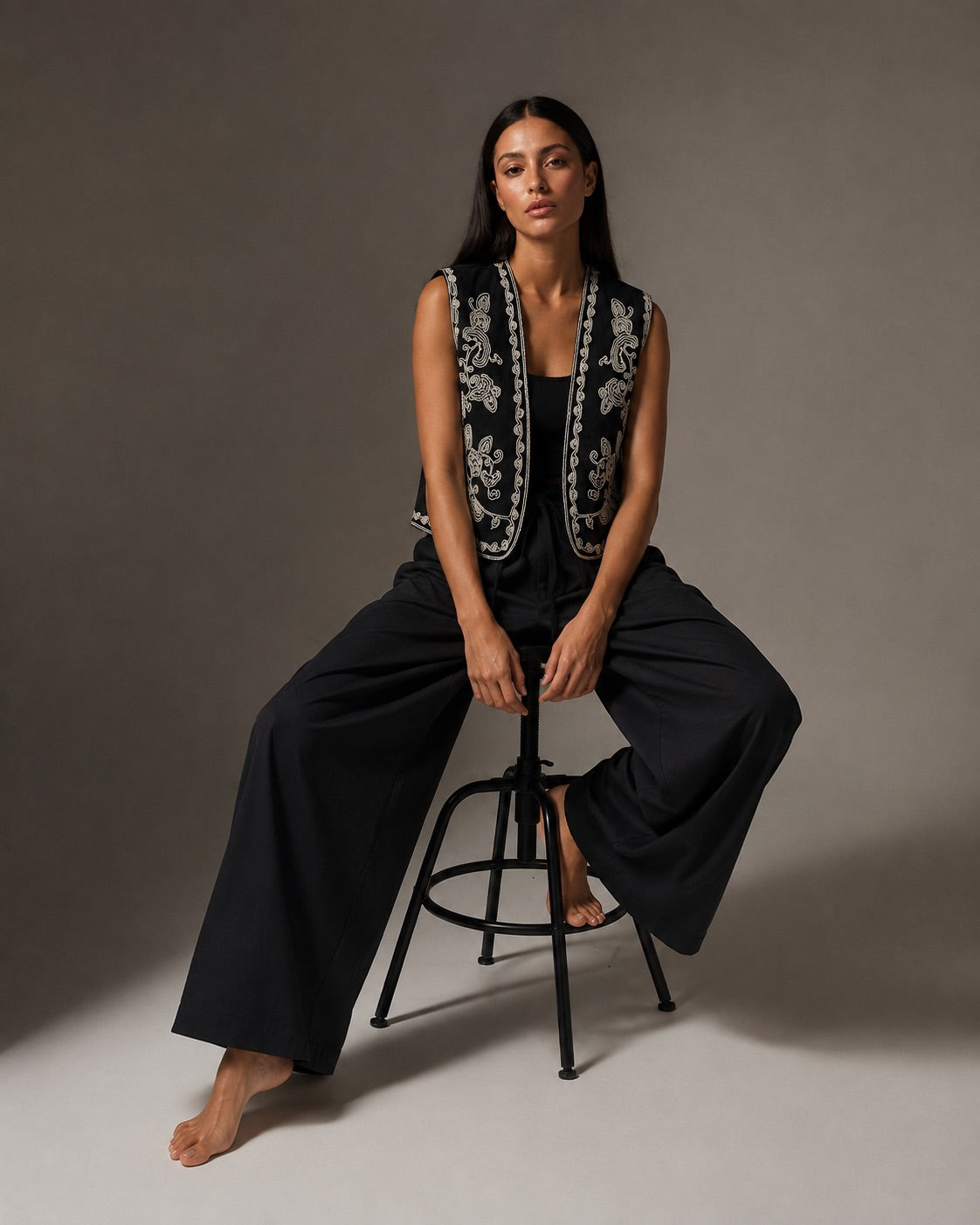 Black - Arabesque Embroidered Linen Set