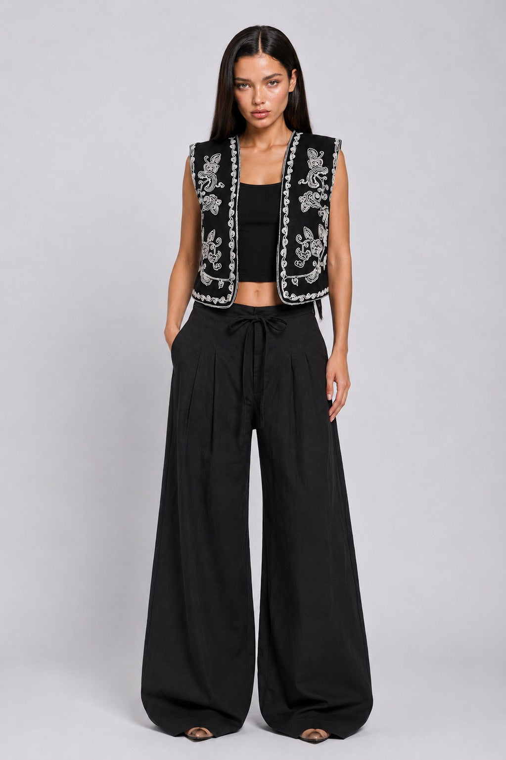 Black - Arabesque Embroidered Linen Set