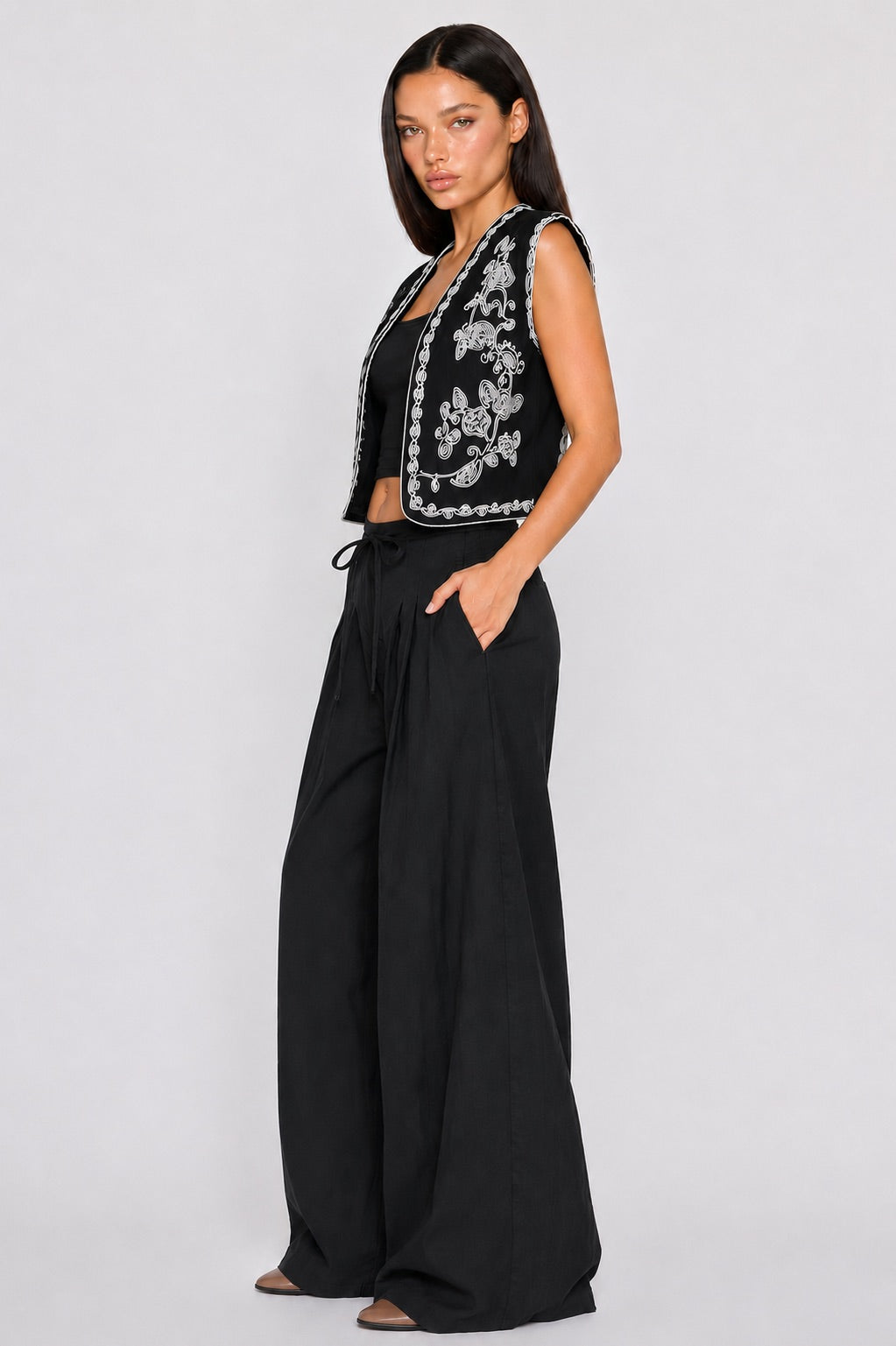 Black - Arabesque Embroidered Linen Set